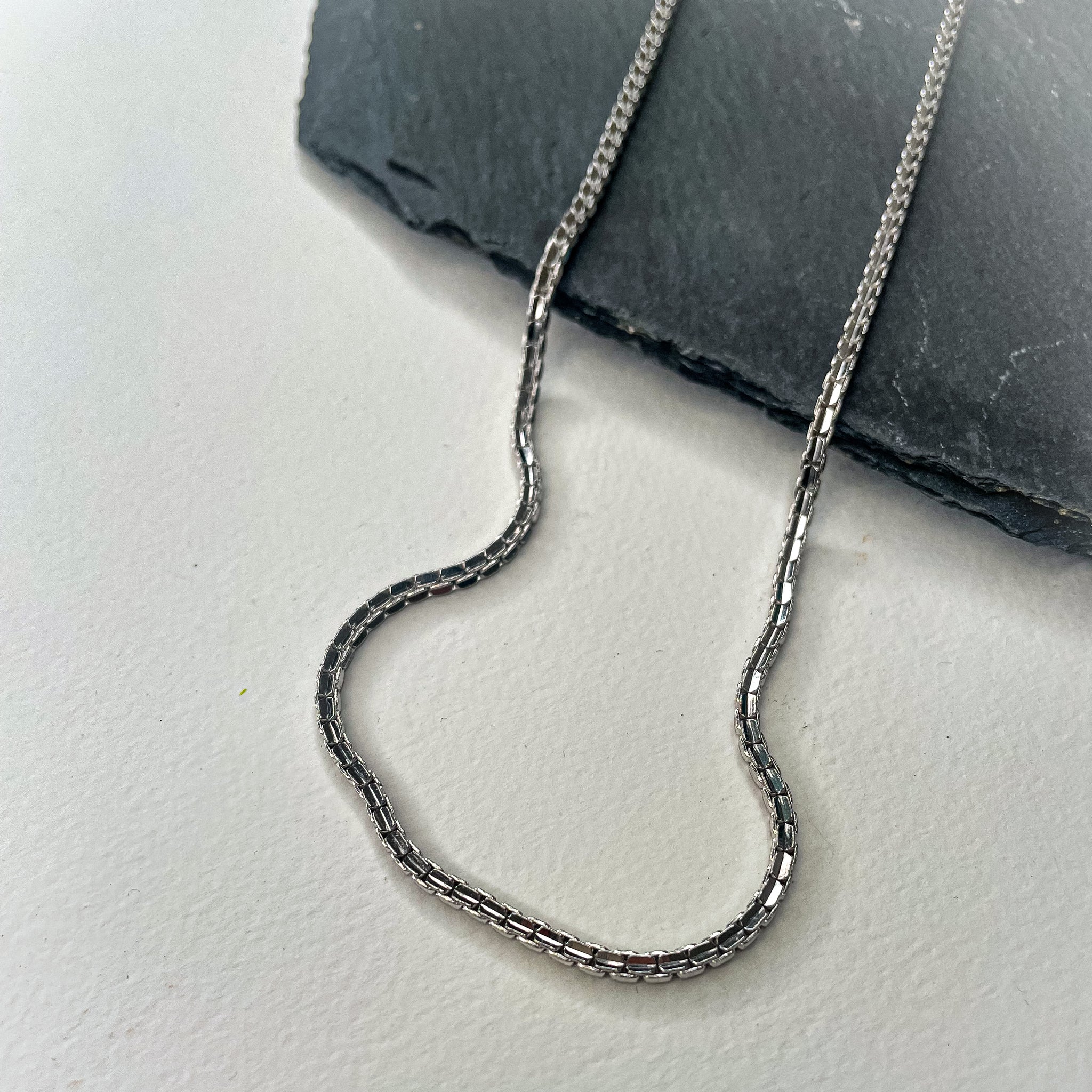 Inverted box chain necklace