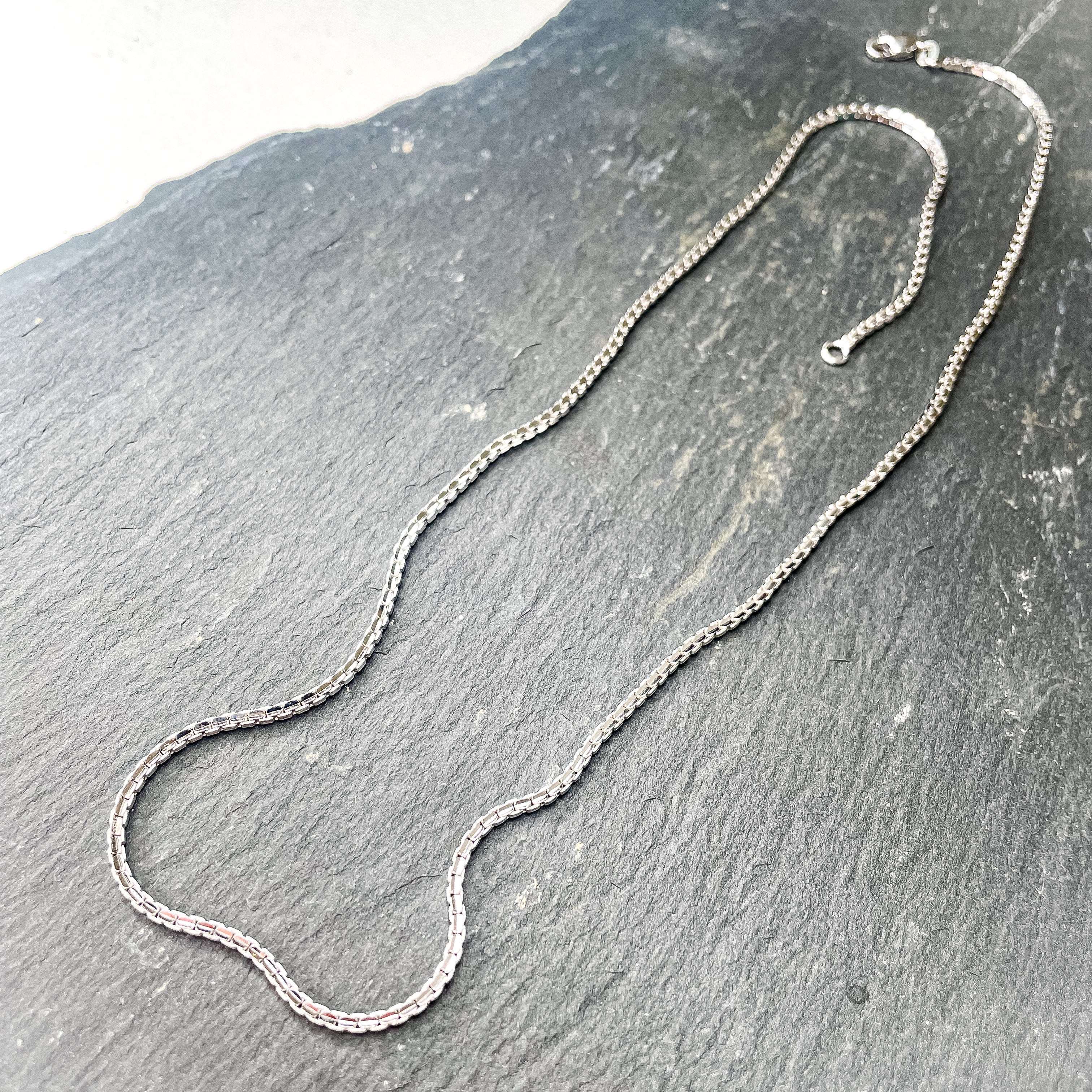 Inverted box chain necklace