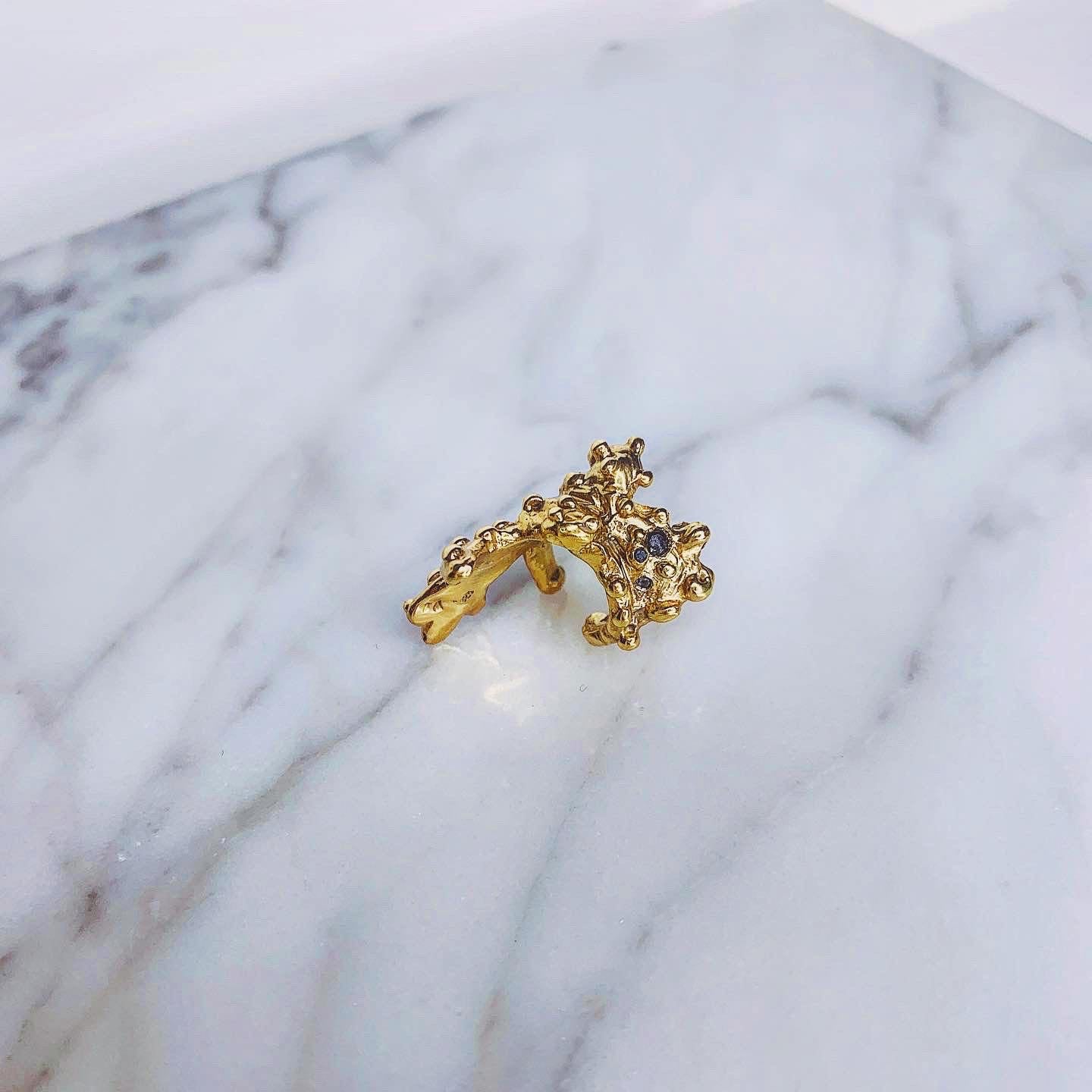 THE FLOWER MANTIS W/ BLACK DIAMONDS
